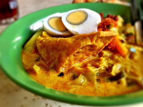  Lontong: Uma Sinfonia de Sabores Apicantes e Texturas Suaves!