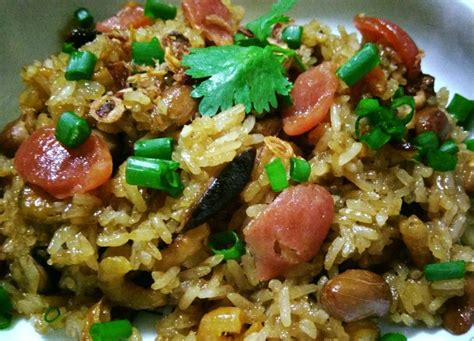  Lù Mǐ Fàn: Uma Sinfonia de Arroz Glutinoso Cozido no Vapor e Temperos Picantes que Explodem no Paladar!