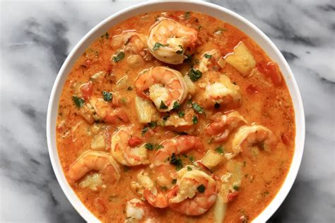 Moqueca de Camarão: Uma Sinfonia Cremosa de Frutos do Mar Contada com a Picância da Malagueta!