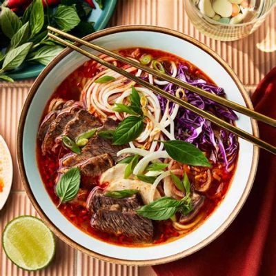  Bún Bò Huế: Uma Sinfonia Picante de Caldo Azedo e Macio Com Carnes Deliciosas e Macarrão Tradicional!