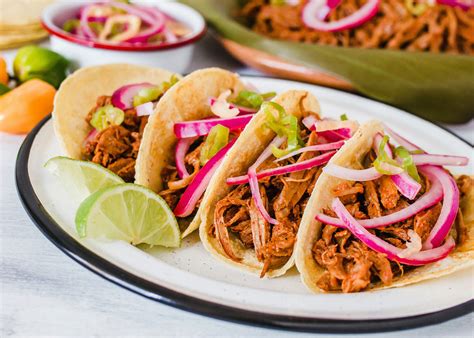  Cochinita Pibil: Uma Sinfonia de Sabores Tropicales e Uma Explosão de Textura em León!