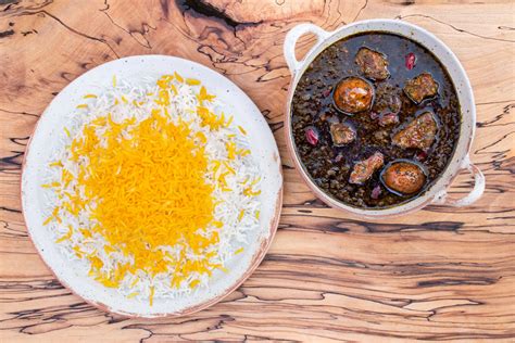  Ghormeh Sabzi: Um Banquete Vegetariano Que Explode com Sabor e Aroma Terrosos