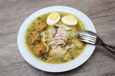  Soto Ayam: Uma Sinfonia Picante de Frango Desfiado e Caldo Aromático!