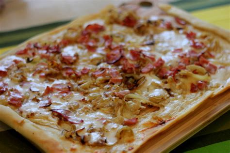  Tarte flambée: Uma explosão de sabores salgados e crocantes em um legado alsaciano!